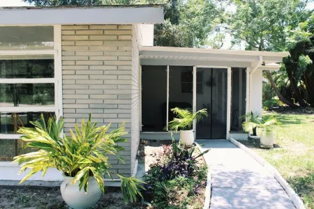 5 Mins from Weeki Wachee Park- Fully Fenced 3 Bedroom House