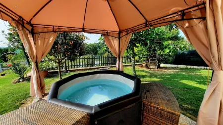 Cozy renovated rustic house nestled in the Tuscan countryside Отели в г. Лучиньяно