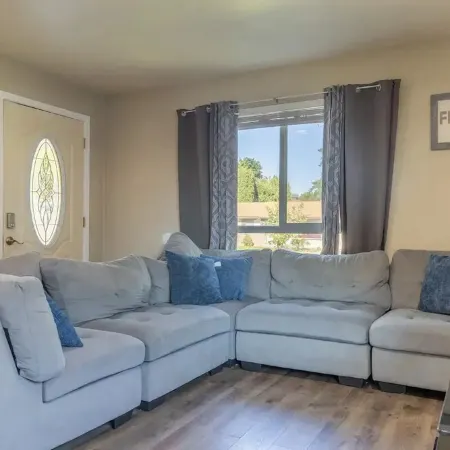 Spacious 4-bedroom house in charming Yakima with AC, WiFi