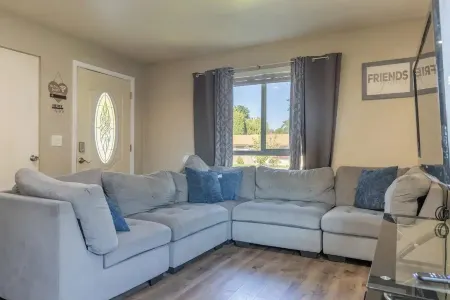 Spacious 4-bedroom house in charming Yakima with AC, WiFi