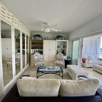 Hidden Gem! 1br1bth Condo Right on the Beach!