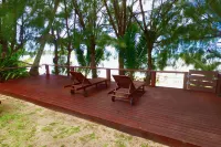 Muri Beach House - Right on the Beach Perfect for families