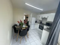 Cheerful 2-Bedroom Town House with Free Parking, Hot Tub & EV Charger