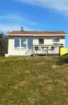 Cozy cottage - hot tub, private 1-acre, lakefront, under 1 hour from St. John's. โรงแรมใน