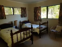 Bush backdrop, privacy and Bay views Hotels in Whangarei Heads