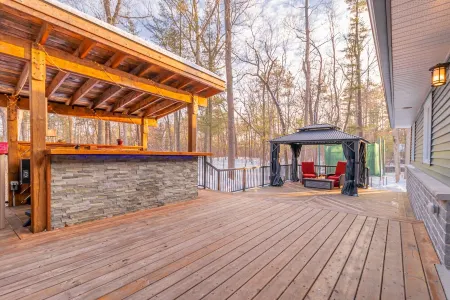 Grand Bend Getaway Cottage | Hot Tub & Relax by the Beach | 6Bed+3Bath