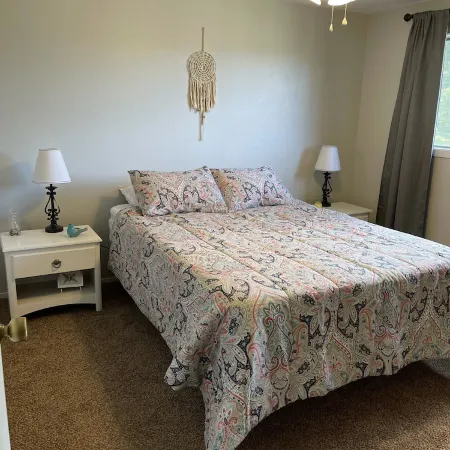 Walking distance to Lake, golf, restaurants and bar
