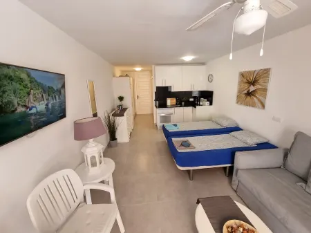 Studio Parque Santiago 3 directly on the beach + sea, terrace, heated pool, wifi