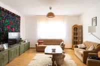 Generous family home Hotels in Viseu de Sus