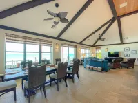 NEMO HOUSE-Luxury Beachfront on perfect Beach-Perfect for 4 couples / 2 families