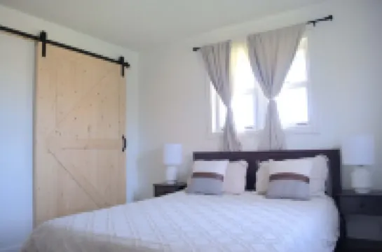 Spacious & Private Waterfront Cottage Near Barrys Bay & Algonquin Park