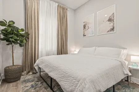 Artistic King Bed Apt w/Free Parking Built in 2023