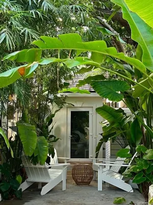 Bamboo House: Charming Private Tropical Oasis in the Heart of the Village.