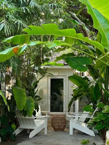 Bamboo House: Charming Private Tropical Oasis in the Heart of the Village.
