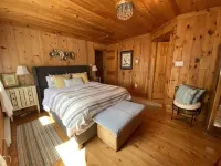 One bedroom two bath beach house over looking the ocean. Hotel a 