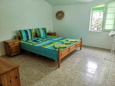 Retro house just 5 minutes from the beach and 5 minutes from the center Отели рядом с достопримечательностью «Ханска шатра»