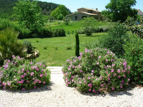 Country cottage fully furnished, in private property, quiet.