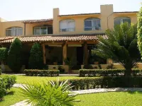 Beautiful villa with excellent location in complex with 2 pools