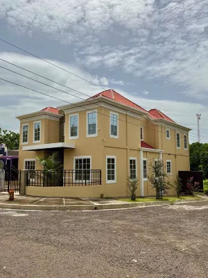 Private Spacious Modern 4BR Home with Full Kitchen Hotels in 