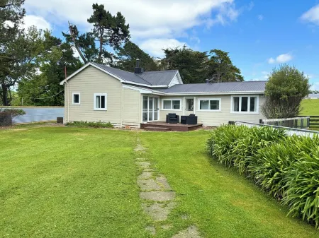 Beach & village a stone throw away! Or a 2min  walk to Wallingford Homestead! Отели в г. Уоллингфорд