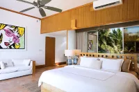 Casa La Playa, a 6 Bedroom FULLY STAFFED, MODERN BEACHFRONT VILLA,  Walk to Town