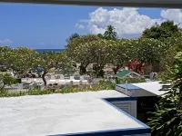 Independent 1BR Apartment, 5 min walk to the beach, restaurants and shops