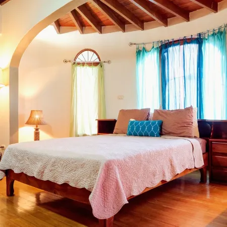 Family Friendly Waterfall Home with pool & Wi-Fi / 7p