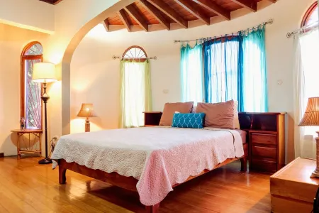 Family Friendly Waterfall Home with pool & Wi-Fi / 7p