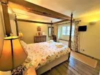 Pitchers is a Grade 11 Cotswold Stone House in the centre of Chipping Campden.