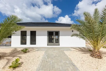 *PRACHING* The Luxury 8 person Villa Vista Lena in the neighborhood of Jan Thiel. See x1f3a5;!