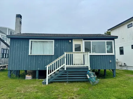 Charming Beach Cottage on Popham Beach Отели в г. Фипсберг