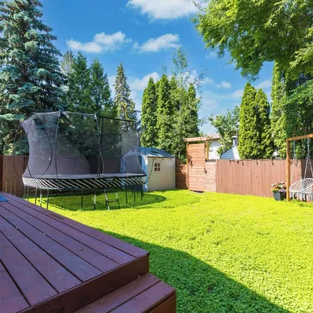 Gather in Saskatoon - Hot Tub 85" TV, Deck, Bbq, Trampoline, Games Room, 5Bdrm