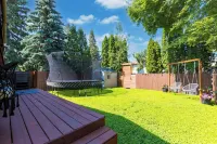 Gather in Saskatoon - Hot Tub 85" TV, Deck, Bbq, Trampoline, Games Room, 5Bdrm 새스커툰 호텔