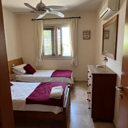 2 Bedroom Ground Floor Apartment Close to Shops, Restaurants, Old Town and beach