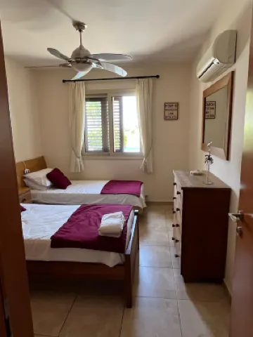 2 Bedroom Ground Floor Apartment Close to Shops, Restaurants, Old Town and beach  호텔