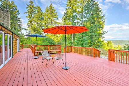 26 Mi to Mount Rainier, Game Room: Puyallup Oasis