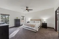 Scenic Golf Retreat With Modern Comforts & Fireplace 4 Bedroom Townhouse فنادق في شو لو