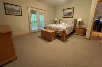 Bear Paw Resort ,high speed   internet , gas fireplace,firepit ,sleeps 8