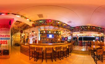 Chescos Hotel & Hostel