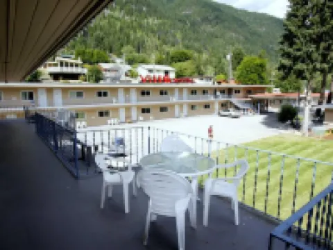 Villa Motel Hotels in Central Kootenay