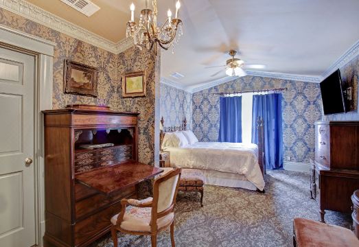 2. 사라스 베드 앤..