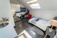 44 North Road Studios Near QE and Uob Hotels in 