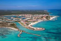 (20% OFF) Artsy & Chic Oceanfront hideaway: exclusive Cap Cana Marina district