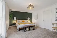 2-bd condo close to campus, free parking, sleeps 6