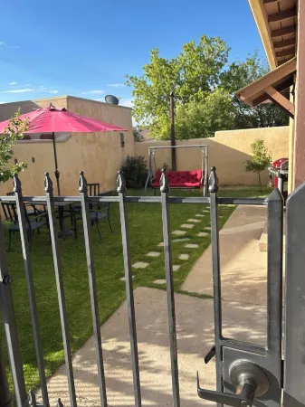 Historical cottage located in the heart of downtown (pet friendly)