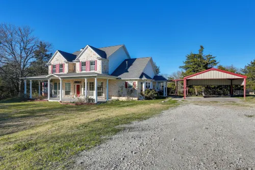 Serene 50-acre Nature Retreat Near Melissa & Anna - Country Houses