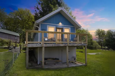 Mountain Koru Near Trails & Town 2 Bedroom Cabin