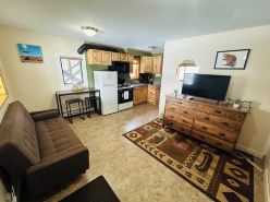 The Grotto Alaska 1BR Apartment, Near Katmai!