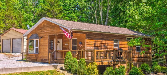 Country Cottage < 3 Mi to Dale Hollow Lake! Hotels in Pickett County