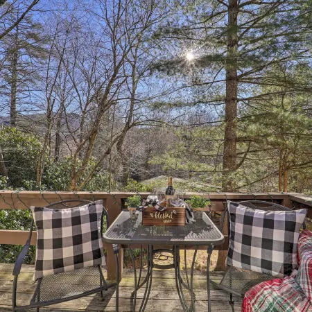 2 Mi to Dtwn Banner Elk! Couples Retreat w/ Deck